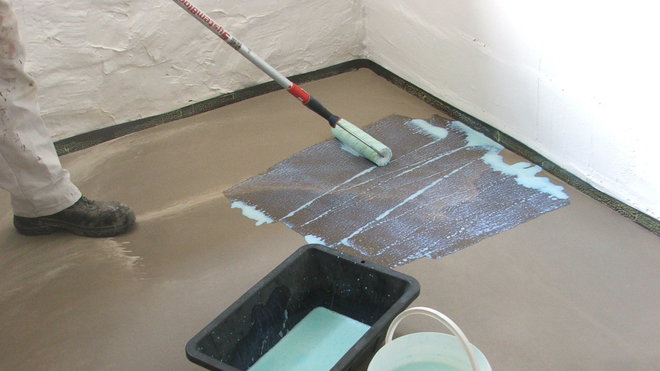 Etape 12 : après séchage (24 à 48 heures), on vient nourrir le support avec Weber.prim RP : primaire d’adhérence pour supports poreux. Le support doit être bien chargé, de manière homogène : application au rouleau en passes croisées.