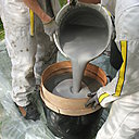 Etape 14 : la pâte est préparée par incorporation de Weber.niv color dans l’eau, suivi d’un malaxage à 500 tr/min de 2 minutes, suivi d’1 minute de repose, puis encore d’une minute de mélange. La pâte est ensuite tamisée dans un récipient dédié uniquement à servir le chantier.