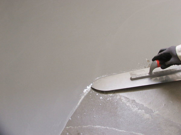 Etape 16 : aider à la mise en place de Weber.niv color à l’aide d’une lisseuse flamande, simplement lorsque c’est nécessaire.