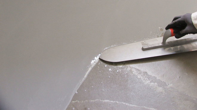 Etape 16 : aider à la mise en place de Weber.niv color à l’aide d’une lisseuse flamande, simplement lorsque c’est nécessaire.