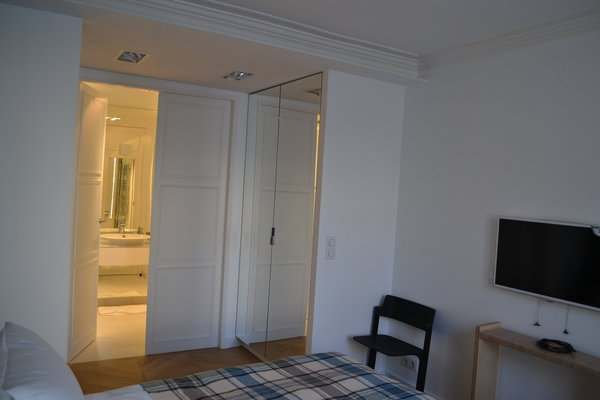 La chambre principale est conçue comme une suite avec un accès direct à sa salle de bains privée, grâce à une double porte qui apporte de l’élégance à la pièce intégrant un dressing.