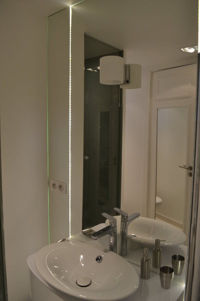 Un ruban de Leds encadre le miroir de la salle de bains.