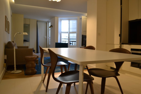 Au sol, deux matériaux différents délimitent les espaces de vie.