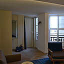 Les cloisons abattues ont permis de dessiner une grande pièce de vie plus lumineuse baignée de lumière naturelle et gagner le dégagement de l’entrée pour pratiquer des rangements.