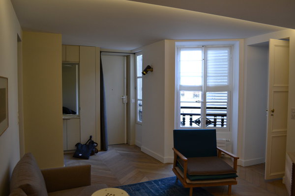 Les cloisons abattues ont permis de dessiner une grande pièce de vie plus lumineuse baignée de lumière naturelle et gagner le dégagement de l’entrée pour pratiquer des rangements.