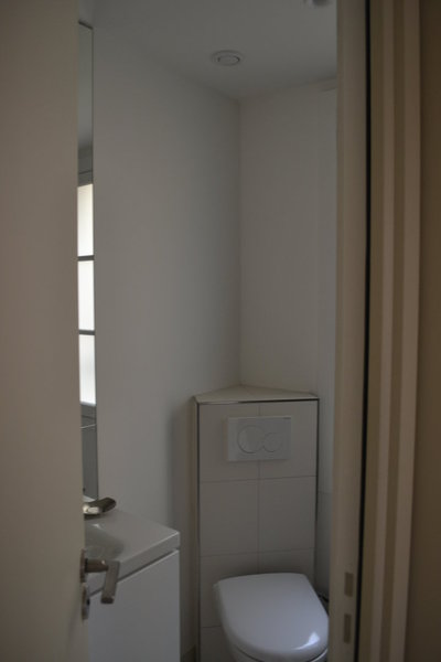 Un WC d’angle a été installé pour gagner de la place.