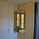 Près de la porte d’entrée, un rangement  très fonctionnel, avec niche dotée d’un miroir, a été aménagé.