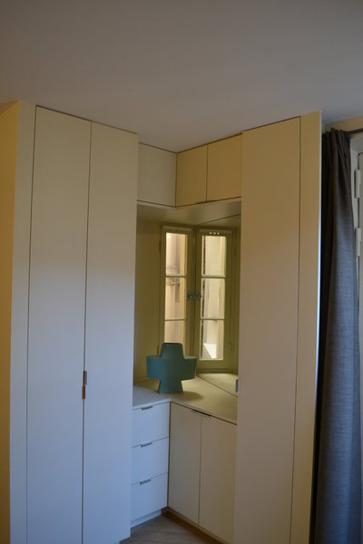 Près de la porte d’entrée, un rangement  très fonctionnel, avec niche dotée d’un miroir, a été aménagé.