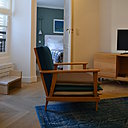 Les couleurs bleues du salon font écho à celles de la chambre. Les teintes choisies se répondent lorsque la porte reste ouverte.