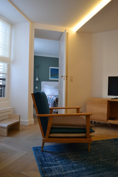 Les couleurs bleues du salon font écho à celles de la chambre. Les teintes choisies se répondent lorsque la porte reste ouverte.