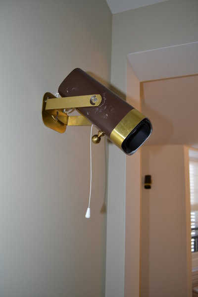 Une applique lumineuse vintage à éclairage directionnel réglable ajoute une touche années 1970.