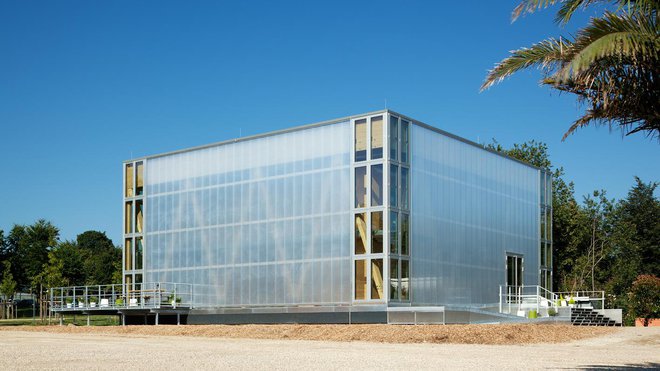 Cette résidence expérimentale présente des parties ouvrantes, avec triple vitrage, positionnées dans les angles du bâtiment pour offrir une ventilation naturelle transversale. Cette résidence expérimentale présente des parties ouvrantes, avec triple vitrage, positionnées dans les angles du bâtiment pour offrir une ventilation naturelle transversale.