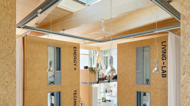 L’espace commun accueille une sorte de « place du marché », une cuisine, des escaliers privés, desservant les chambres et menant à une galerie, ainsi que des terrasses. L’espace commun accueille une sorte de « place du marché », une cuisine, des escaliers privés, desservant les chambres et menant à une galerie, ainsi que des terrasses.