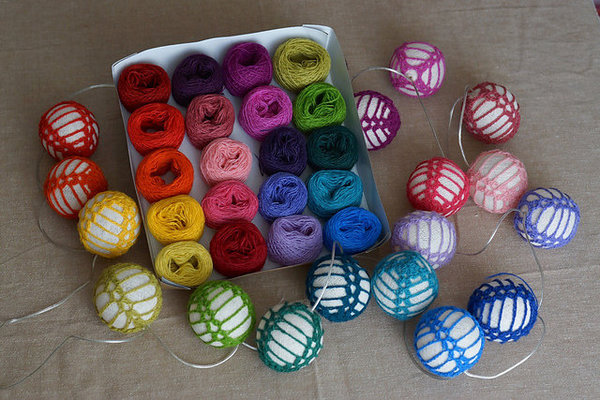 Le kit de la guirlande Circus se compose de 20 mini pelotes de laine Einland, à commander chez Triscote