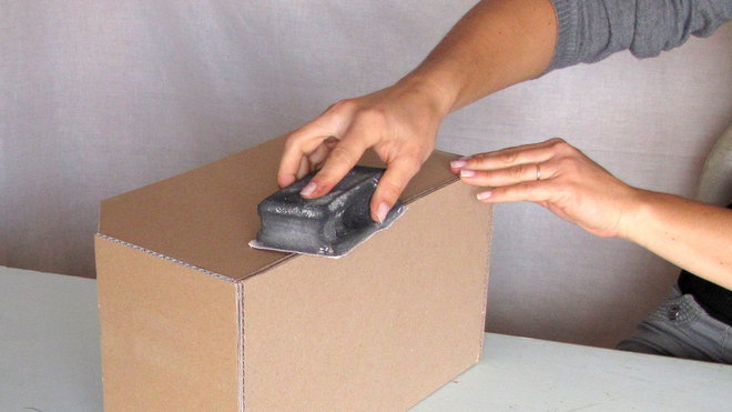 Etape 6 : Poncez toutes les arêtes de votre boîte et vérifiez en passant la main qu'il n'y a pas de débordement disgracieux.