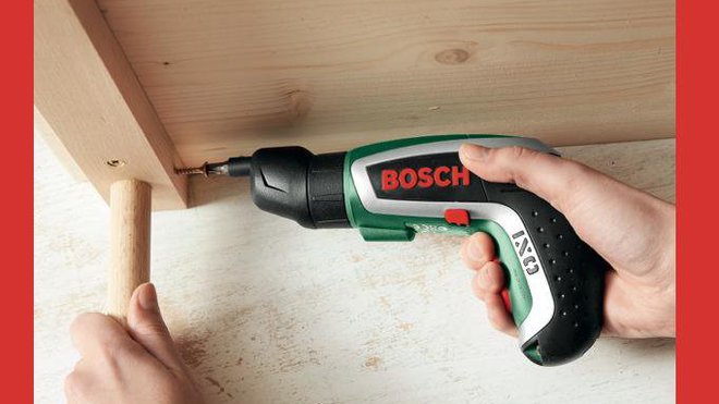 Etape 8 : Insérez les pieds découpés dans les 4 gros trous percés et les visser avec la visseuse sans fil.