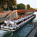 Lors d'un dîner croisière en bateau-mouche, les vues de Paris défilent comme par enchantement.
