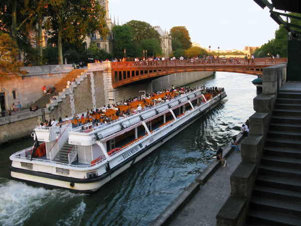 Lors d'un dîner croisière en bateau-mouche, les vues de Paris défilent comme par enchantement.