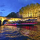 Arche après arche, la croisière permet de découvrir les monuments les plus prestigieux de la capitale.