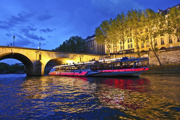 Arche après arche, la croisière permet de découvrir les monuments les plus prestigieux de la capitale.