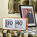 John Steed et la belle Mrs Peel vous accueillent avec flegme et élégance so british.