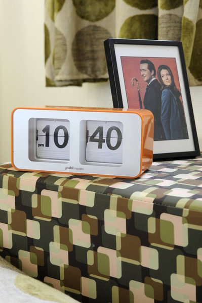 John Steed et la belle Mrs Peel vous accueillent avec flegme et élégance so british.