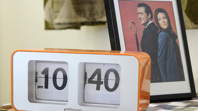 John Steed et la belle Mrs Peel vous accueillent avec flegme et élégance so british.