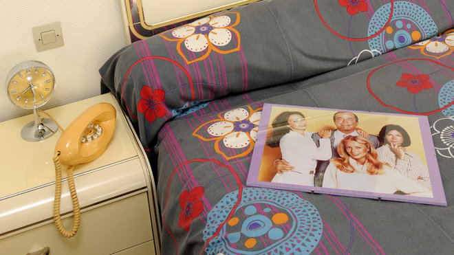 Seventies à souhait, Charlie et ses Drôles de Dames mènent l'enquête.