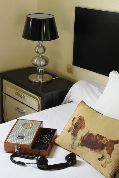 Basset hound et téléphone vintage pour enquêter avec flair.