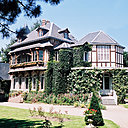 La belle maison de Maurice Leblanc, au balcon en bois dans le plus pur style Cauchois, est ouverte au public pour une promenade mystérieuse dans l'univers d'Arsène Lupin.