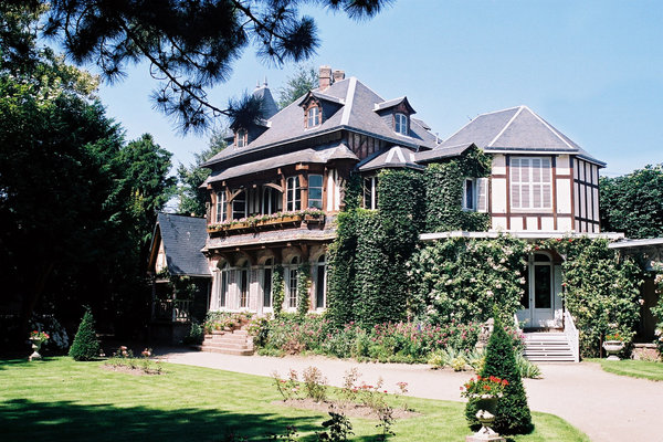 La belle maison de Maurice Leblanc, au balcon en bois dans le plus pur style Cauchois, est ouverte au public pour une promenade mystérieuse dans l'univers d'Arsène Lupin.