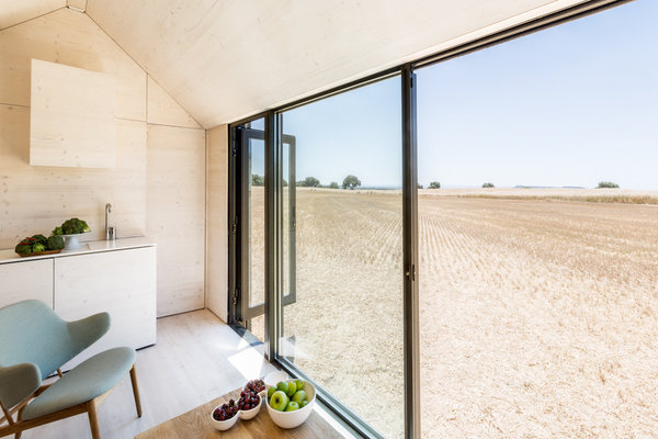La minuscule cuisine passe presque inaperçue dans la pièce à vivre et s’ouvre aussi sur le paysage.