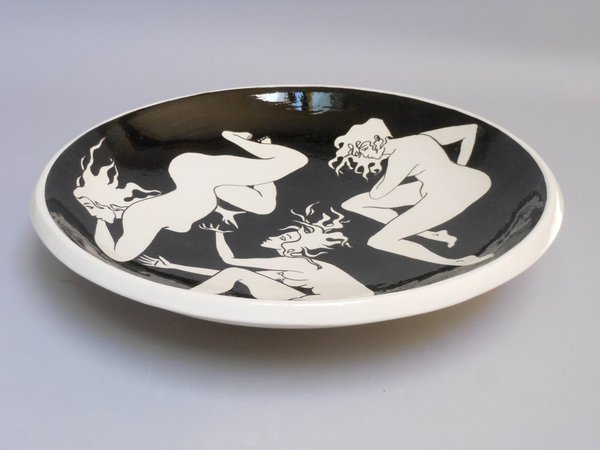 Les corps de femmes dénudées dansent autour d'assiettes et plats en céramique en édition limitée.