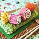 Des sushis pourquoi pas ?ceux-ci sont en coton et destinés à recevoir des épingles et aiguilles, proposé dans le livre 50 pique- aiguilles paru aux éditions de Saxe.