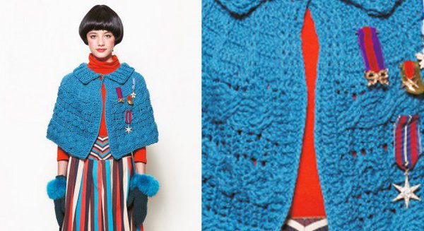 La Cape à col plat allie confort et élégance, proposée dans le livre Capes et Ponchos aux éditions de Saxe.