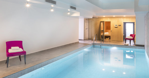 La piscine de 8 mètres de long est installée sous une verrière qui permet de scruter le ciel parisien, tout en nageant.