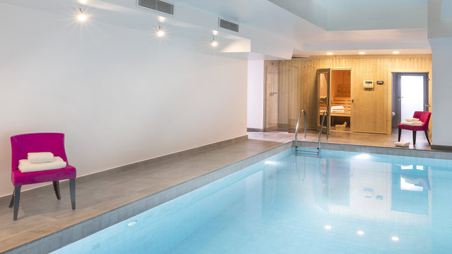 La piscine de 8 mètres de long est installée sous une verrière qui permet de scruter le ciel parisien, tout en nageant.