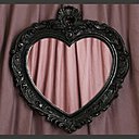 Un amour de miroir en forme de cœur. Encadrement en résine. 68 x 73 cm. 89 €. Becquet.