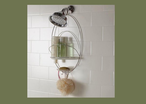 Un rangement de douche équipé d’un large plateau pour ranger les bouteilles, et d’un porte-savon. 33,50 €. Rangement Rings. Happyspace.