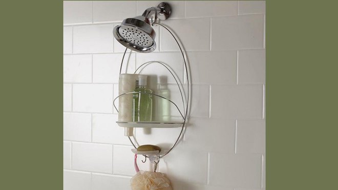 Un rangement de douche équipé d’un large plateau pour ranger les bouteilles, et d’un porte-savon. 33,50 €. Rangement Rings. Happyspace.