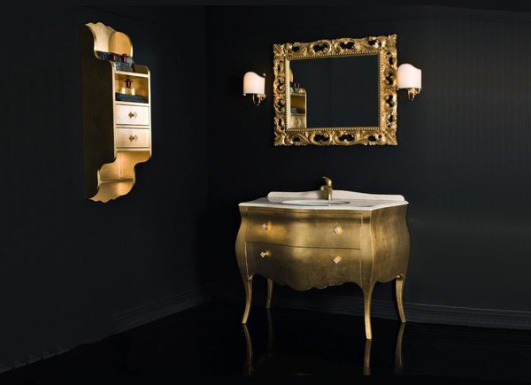 Ce meuble de salle de bains dispose de deux tiroirs avec poignées serties de cristaux Swarovski. H 85 x 110 x P 58 cm. En bois massif, céramique et marbre, finition à la feuille d’or. Prix sur demande. Collection Bellagio. Lasa Idea. Sdebain.com