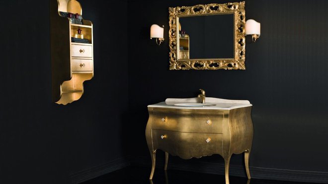 Ce meuble de salle de bains dispose de deux tiroirs avec poignées serties de cristaux Swarovski. H 85 x 110 x P 58 cm. En bois massif, céramique et marbre, finition à la feuille d’or. Prix sur demande. Collection Bellagio. Lasa Idea. Sdebain.com