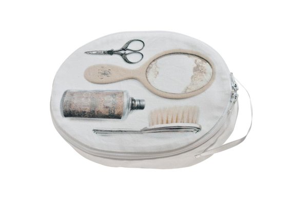 Une trousse de toilette en coton, doublure polyester imperméable. 26 x 18 x 6 cm 50 €. Trousse Leurres du bain. Daycollection.