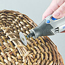 Etape 1 : Utilisez votre Dremel 4000 avec le disque à tronçonner EZ SpeedClic SC409 pour découper un orifice suffisamment large pour passer le câble de votre future suspension.