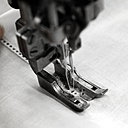 Autre spécificité de Blanc des Vosges: apporter une finition délicate à une taie d'oreiller pour la sublimer, placer un bourdon fin sur un drap pour le distinguer, installer un parement de couleur vive sur un drap satin blanc pour jouer les oppositions, insérer un passepoil, une tresse, un ruban jacquard, un galon de velours ou simplement satin ...