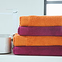 Cyclamen ou Orange, ,les draps de bains se doivent de répondre aux teintes du linge de lit, dans la chambre attenante.