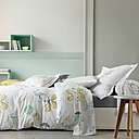 Parmi les grands succès actuels, l’alliance de rayures et de carreaux, avec des colorations vives pour réveiller la maison en hiver, ou de grands motifs floraux stylisés comme la ligne Lola, ici en coloration Céladon.