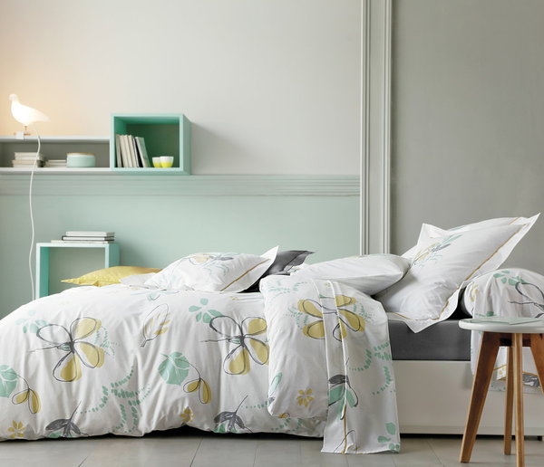 Parmi les grands succès actuels, l’alliance de rayures et de carreaux, avec des colorations vives pour réveiller la maison en hiver, ou de grands motifs floraux stylisés comme la ligne Lola, ici en coloration Céladon.