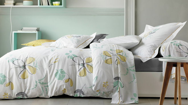 Parmi les grands succès actuels, l’alliance de rayures et de carreaux, avec des colorations vives pour réveiller la maison en hiver, ou de grands motifs floraux stylisés comme la ligne Lola, ici en coloration Céladon.