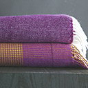 Accessoires confortables comme des plaids et des coussins complètent la collection.